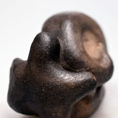 Harmonische weibliche Schneckenfigur aus Ton und im Rauchbrand geboren – Meditative Kunstskulptur für Dein Zuhause