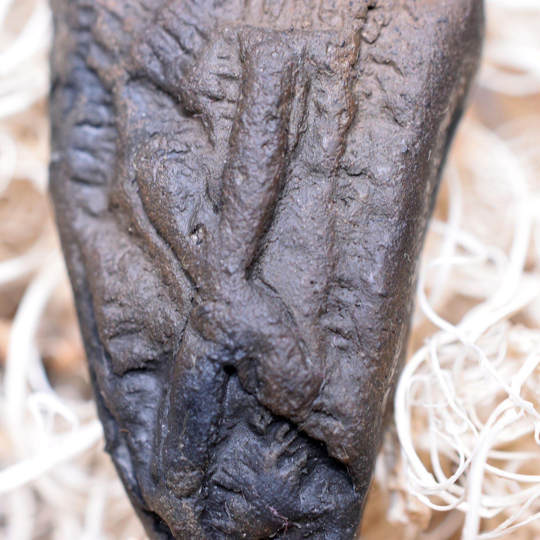 Handgefertigtes Futhark Rune Nauthiz Amulett aus traditionell gebranntem Ton - Verstellbares Lederband - Einzigartiger Schmuck