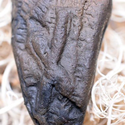 Handgefertigtes Futhark Rune Nauthiz Amulett aus traditionell gebranntem Ton - Verstellbares Lederband - Einzigartiger Schmuck