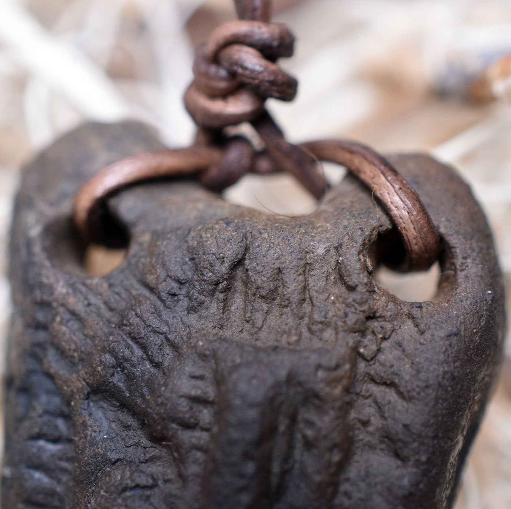 Handgefertigtes Futhark Rune Nauthiz Amulett aus traditionell gebranntem Ton - Verstellbares Lederband - Einzigartiger Schmuck