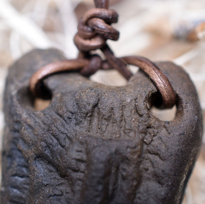 Handgefertigtes Futhark Rune Nauthiz Amulett aus traditionell gebranntem Ton - Verstellbares Lederband - Einzigartiger Schmuck