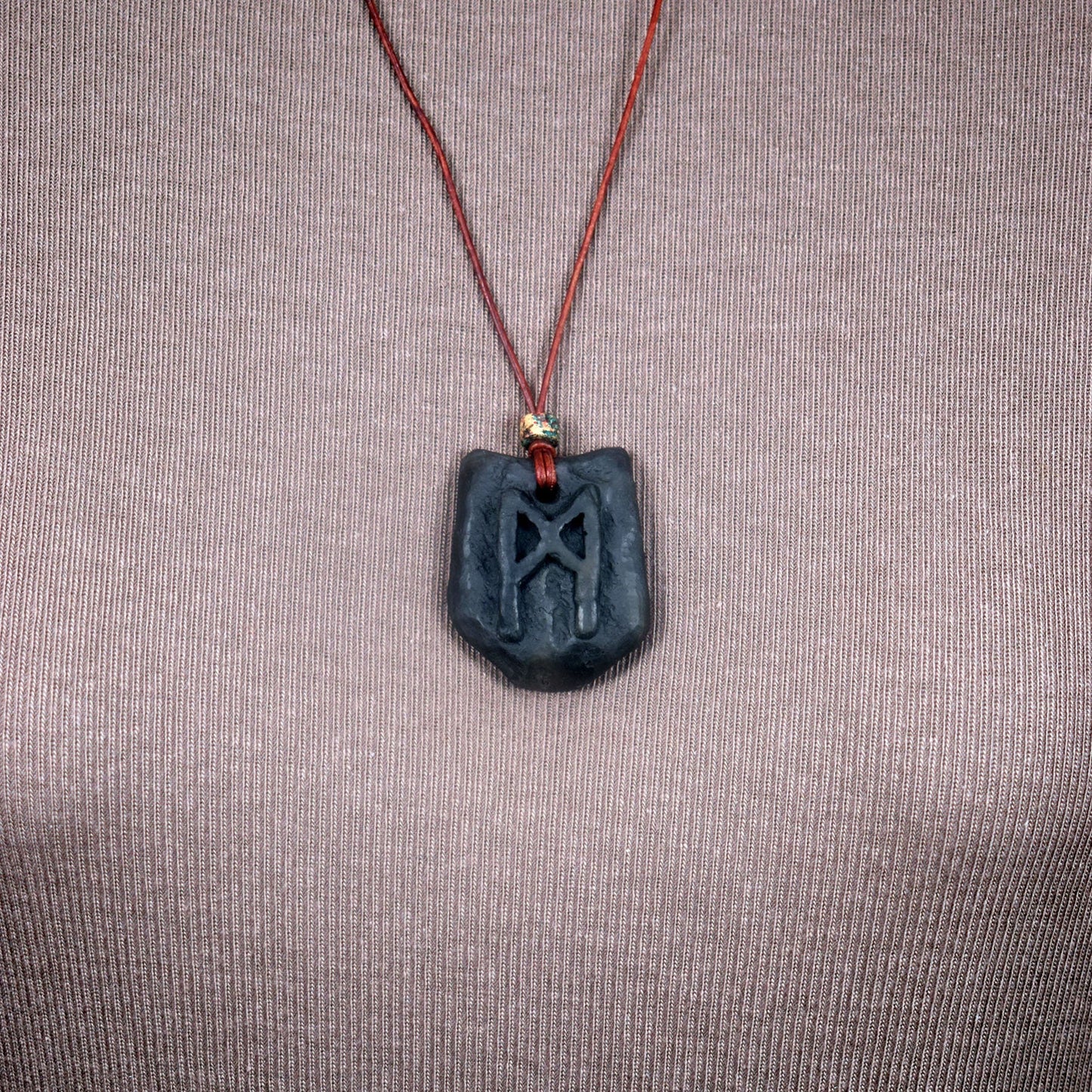 Handgefertigtes Futhark Rune Mannaz Amulett aus traditionell gebranntem Ton - Verstellbares Lederband mit Perle - Einzigartiger Schmuck