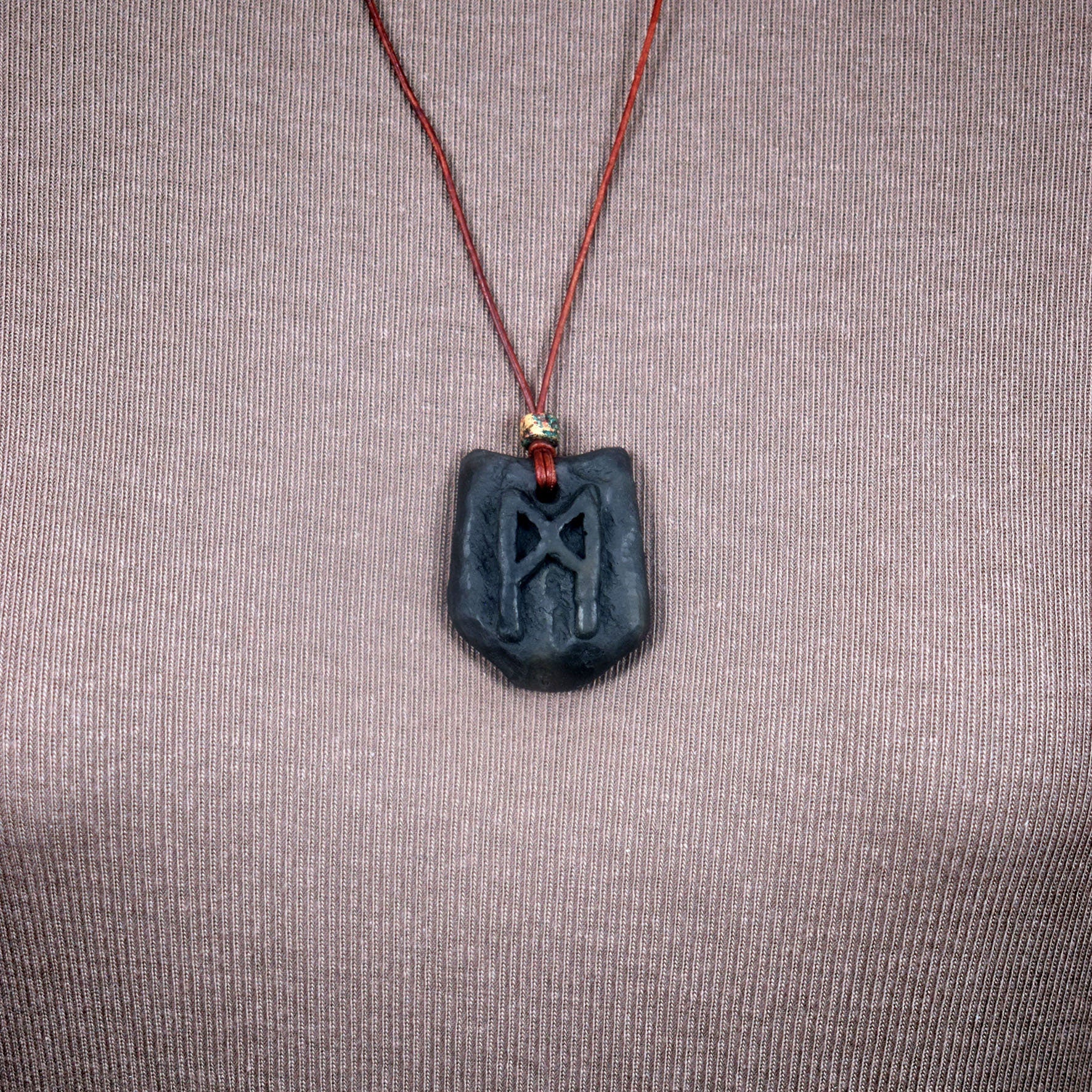 Handgefertigtes Futhark Rune Mannaz Amulett aus traditionell gebranntem Ton - Verstellbares Lederband mit Perle - Einzigartiger Schmuck