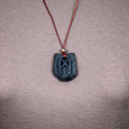 Handgefertigtes Futhark Rune Mannaz Amulett aus traditionell gebranntem Ton - Verstellbares Lederband mit Perle - Einzigartiger Schmuck