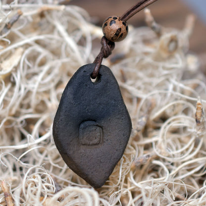 Handgefertigtes Futhark Rune Berkana Amulett aus traditionell gebranntem Ton - Verstellbares Lederband mit Perle - Einzigartiger Schmuck