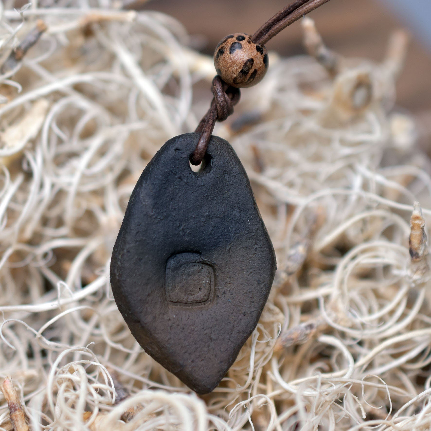 Handgefertigtes Futhark Rune Berkana Amulett aus traditionell gebranntem Ton - Verstellbares Lederband mit Perle - Einzigartiger Schmuck