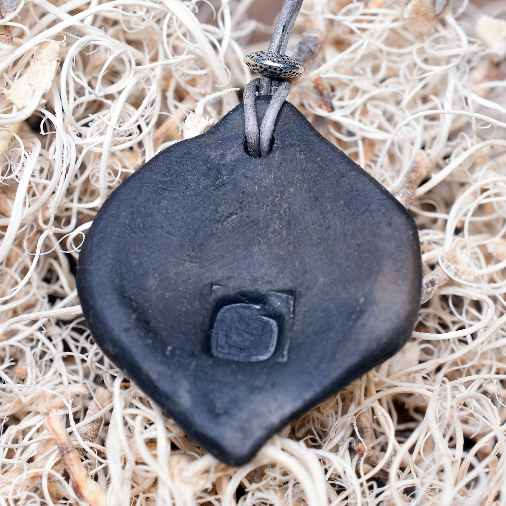 Symbol der Weiblichkeit - Einzigartiges handgefertigtes Amulett aus Ton – mit Leder- oder Baumwollband