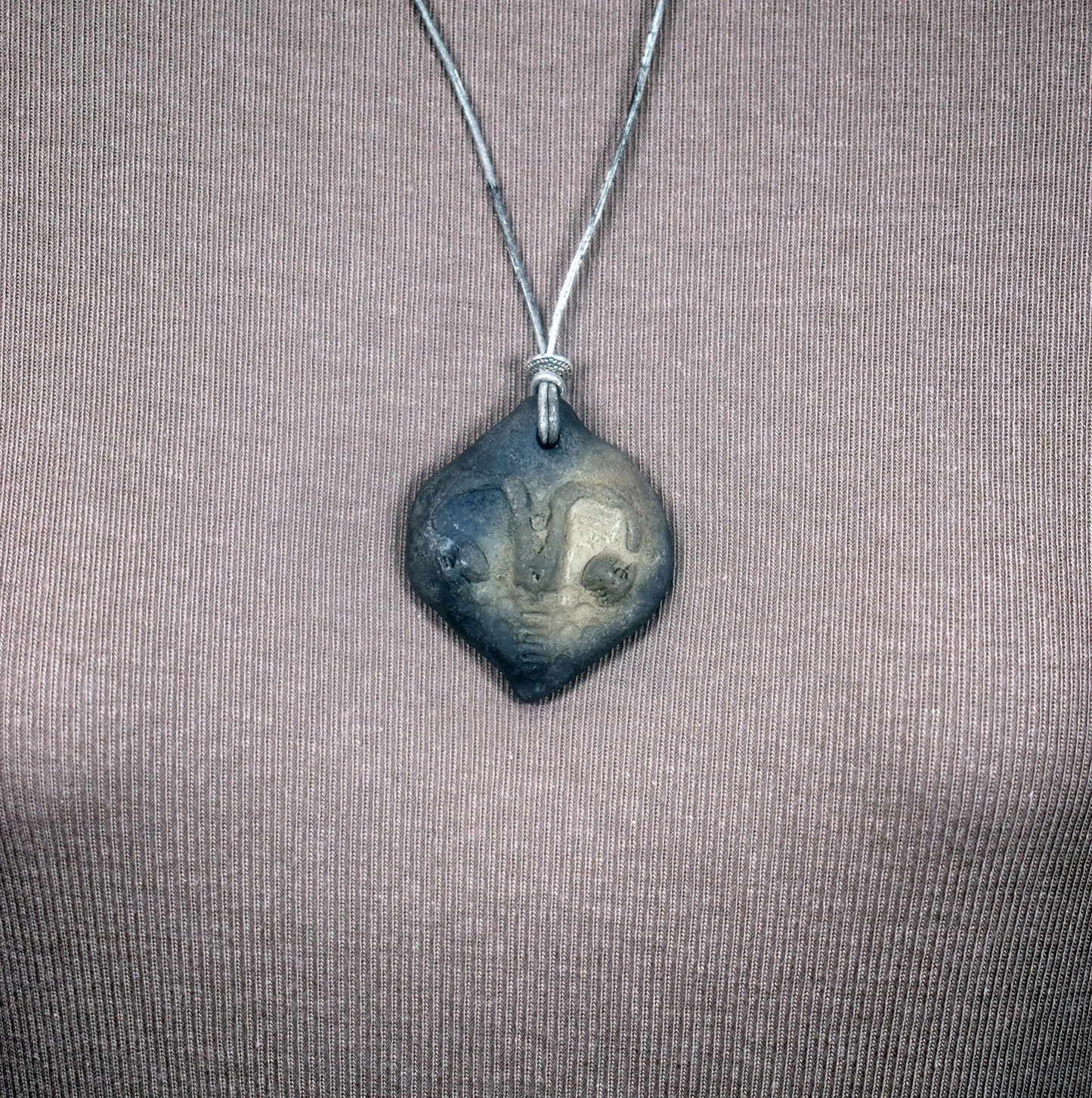 Symbol der Weiblichkeit - Einzigartiges handgefertigtes Amulett aus Ton – mit Leder- oder Baumwollband