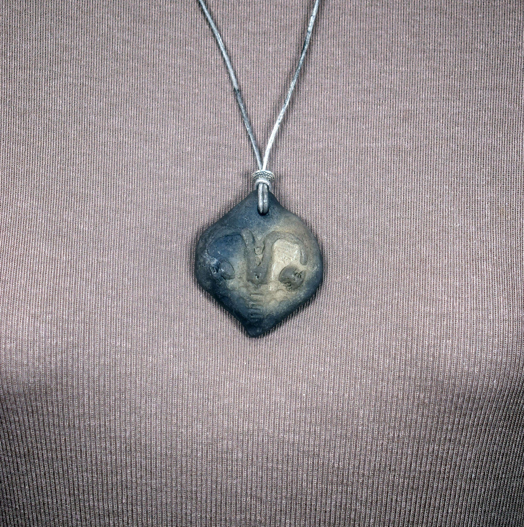 Symbol der Weiblichkeit - Einzigartiges handgefertigtes Amulett aus Ton – mit Leder- oder Baumwollband