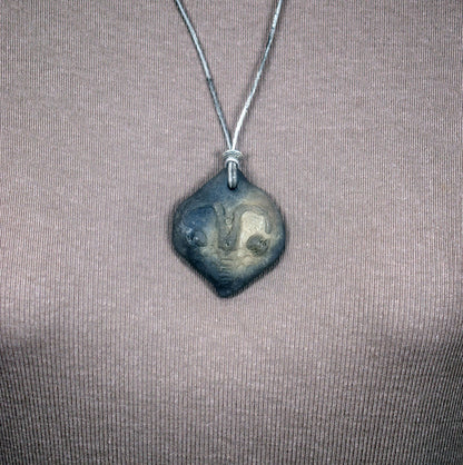 Symbol der Weiblichkeit - Einzigartiges handgefertigtes Amulett aus Ton – mit Leder- oder Baumwollband