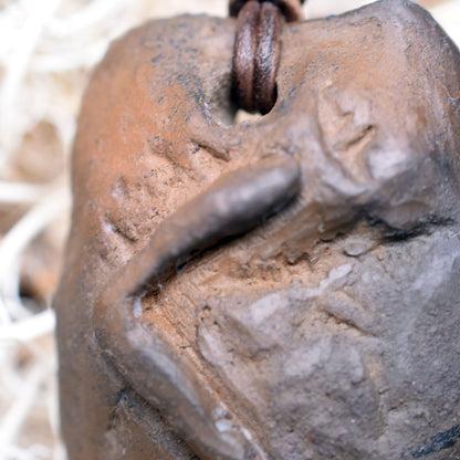 Handgefertigtes Futhark Rune Kenaz Amulett aus traditionell gebranntem Ton - Verstellbares Lederband mit Perle - Einzigartiger Schmuck