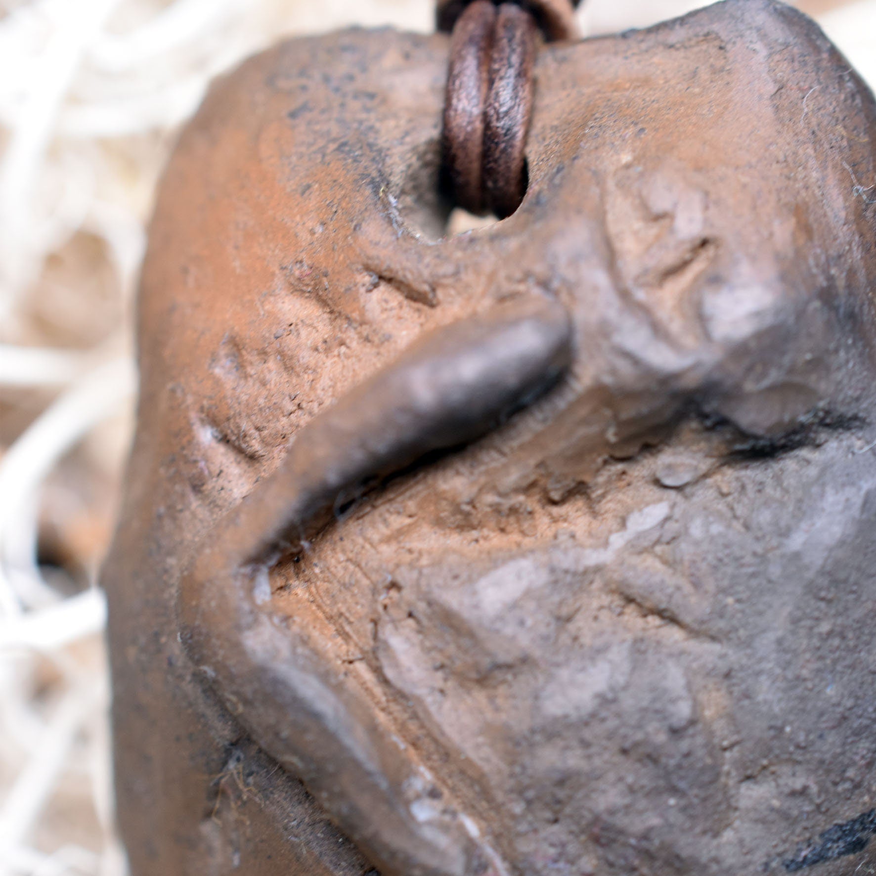 Handgefertigtes Futhark Rune Kenaz Amulett aus traditionell gebranntem Ton - Verstellbares Lederband mit Perle - Einzigartiger Schmuck