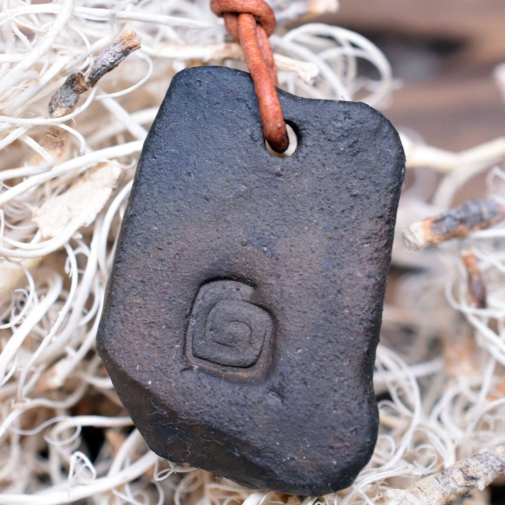 Handgefertigtes Futhark Rune Thurisaz Amulett aus traditionell gebranntem Ton - Verstellbares Lederband - Einzigartiger Schmuck