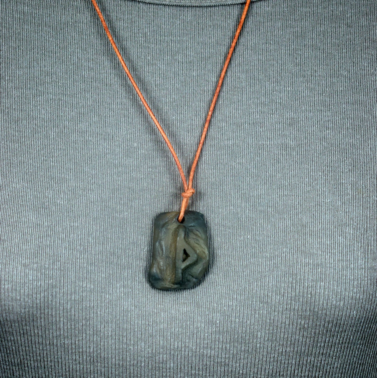 Handgefertigtes Futhark Rune Thurisaz Amulett aus traditionell gebranntem Ton - Verstellbares Lederband - Einzigartiger Schmuck