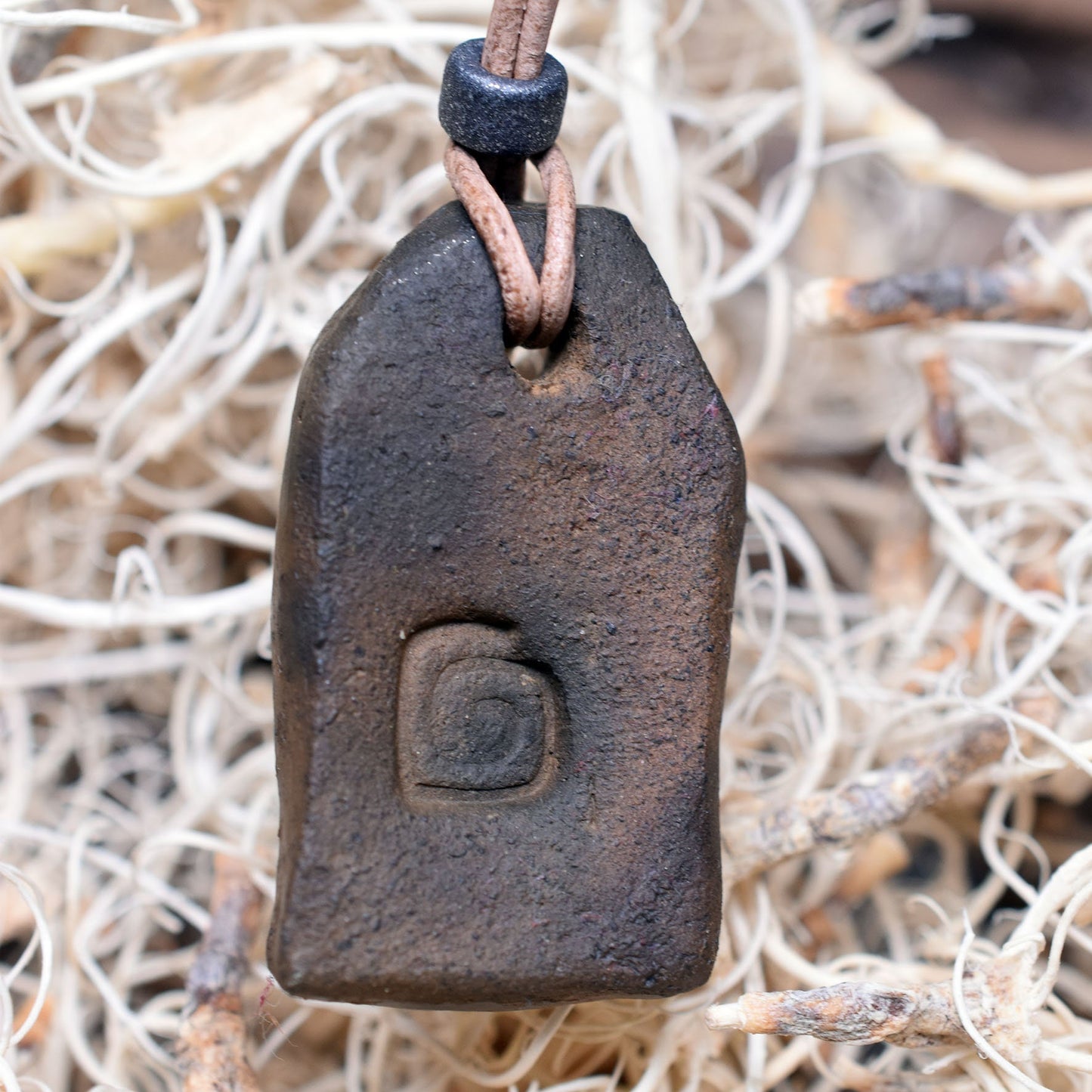 Handgefertigtes Futhark Rune Pertho Amulett aus traditionell gebranntem Ton - Verstellbares Lederband mit Perle - Einzigartiger Schmuck