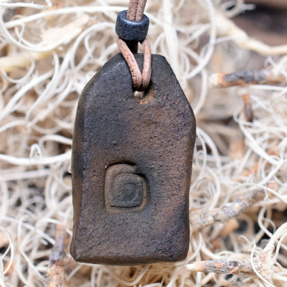 Handgefertigtes Futhark Rune Pertho Amulett aus traditionell gebranntem Ton - Verstellbares Lederband mit Perle - Einzigartiger Schmuck