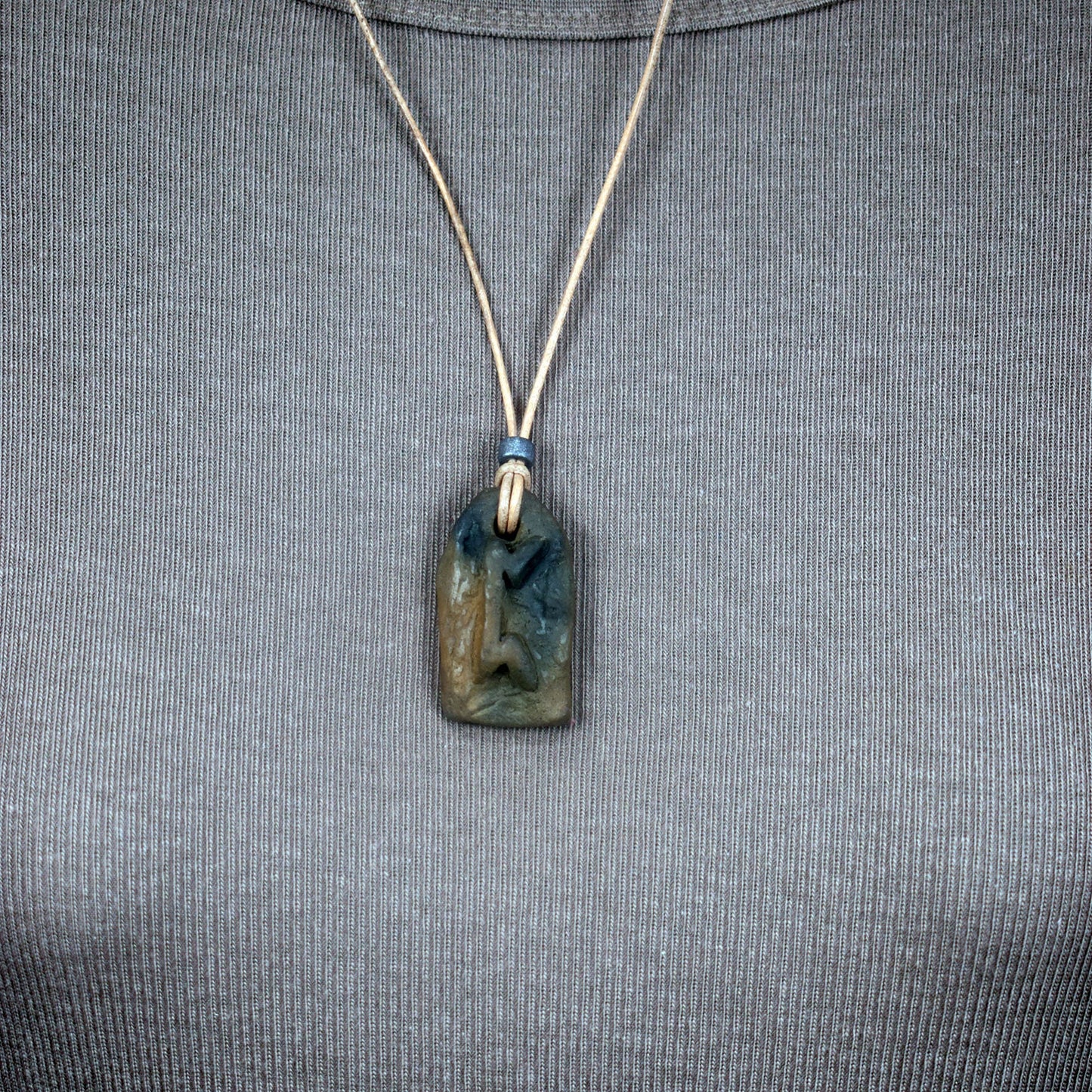 Handgefertigtes Futhark Rune Pertho Amulett aus traditionell gebranntem Ton - Verstellbares Lederband mit Perle - Einzigartiger Schmuck