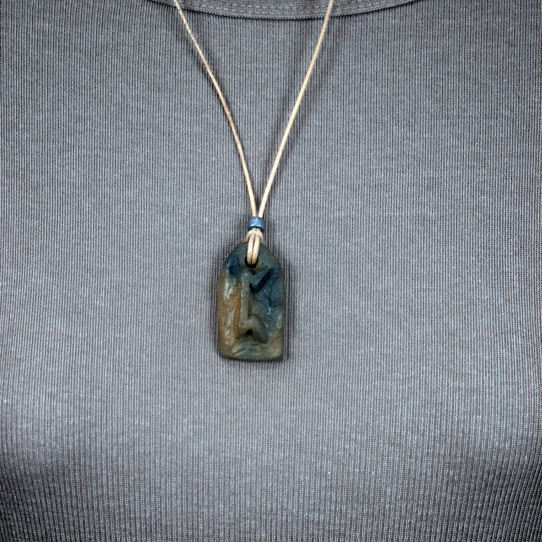 Handgefertigtes Futhark Rune Pertho Amulett aus traditionell gebranntem Ton - Verstellbares Lederband mit Perle - Einzigartiger Schmuck