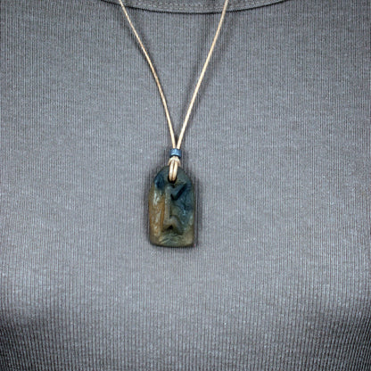 Handgefertigtes Futhark Rune Pertho Amulett aus traditionell gebranntem Ton - Verstellbares Lederband mit Perle - Einzigartiger Schmuck