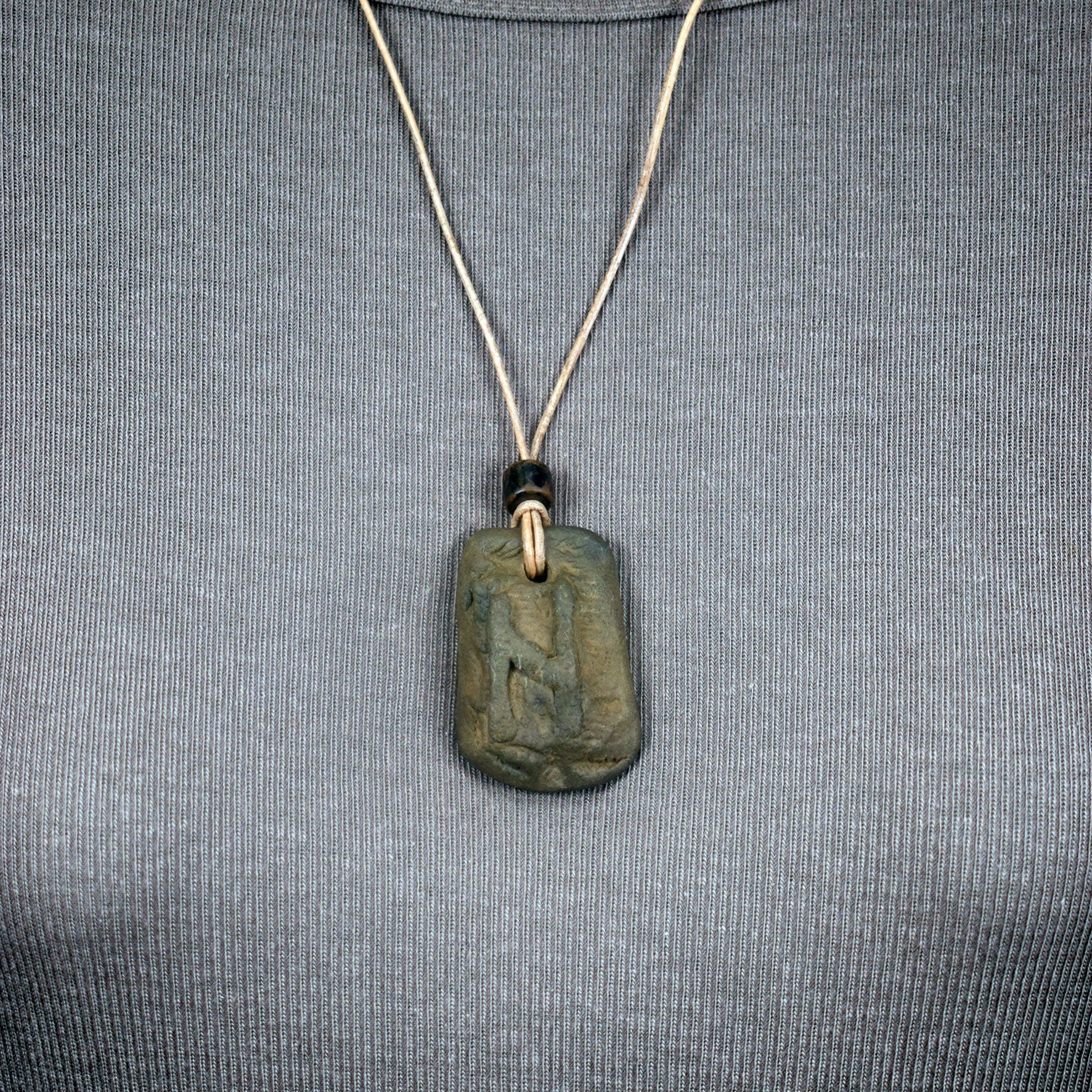 Handgefertigtes Futhark Rune Hagalaz Amulett aus traditionell gebranntem Ton - Verstellbares Lederband mit Perle - Einzigartiger Schmuck