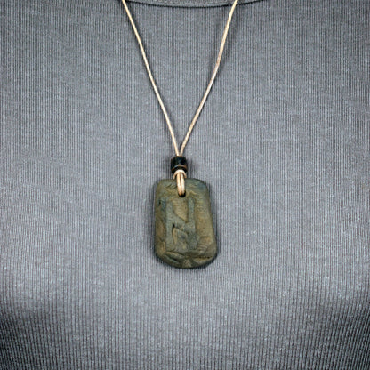 Handgefertigtes Futhark Rune Hagalaz Amulett aus traditionell gebranntem Ton - Verstellbares Lederband mit Perle - Einzigartiger Schmuck