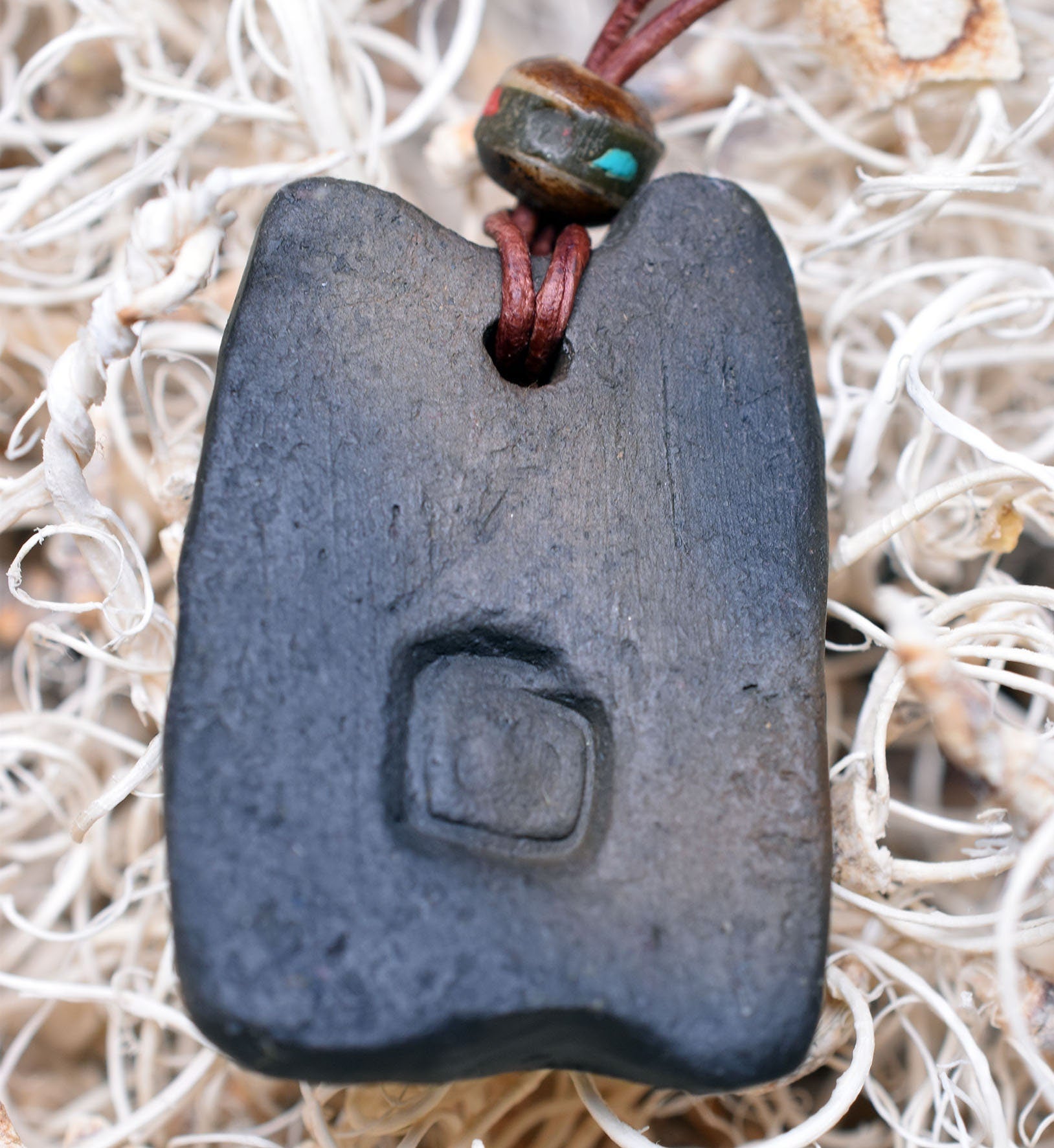 Handgefertigtes Futhark Rune Wunjo Amulett aus traditionell gebranntem Ton - Verstellbares Lederband mit Perle - Einzigartiger Schmuck