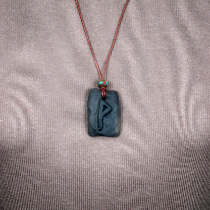 Handgefertigtes Futhark Rune Wunjo Amulett aus traditionell gebranntem Ton - Verstellbares Lederband mit Perle - Einzigartiger Schmuck