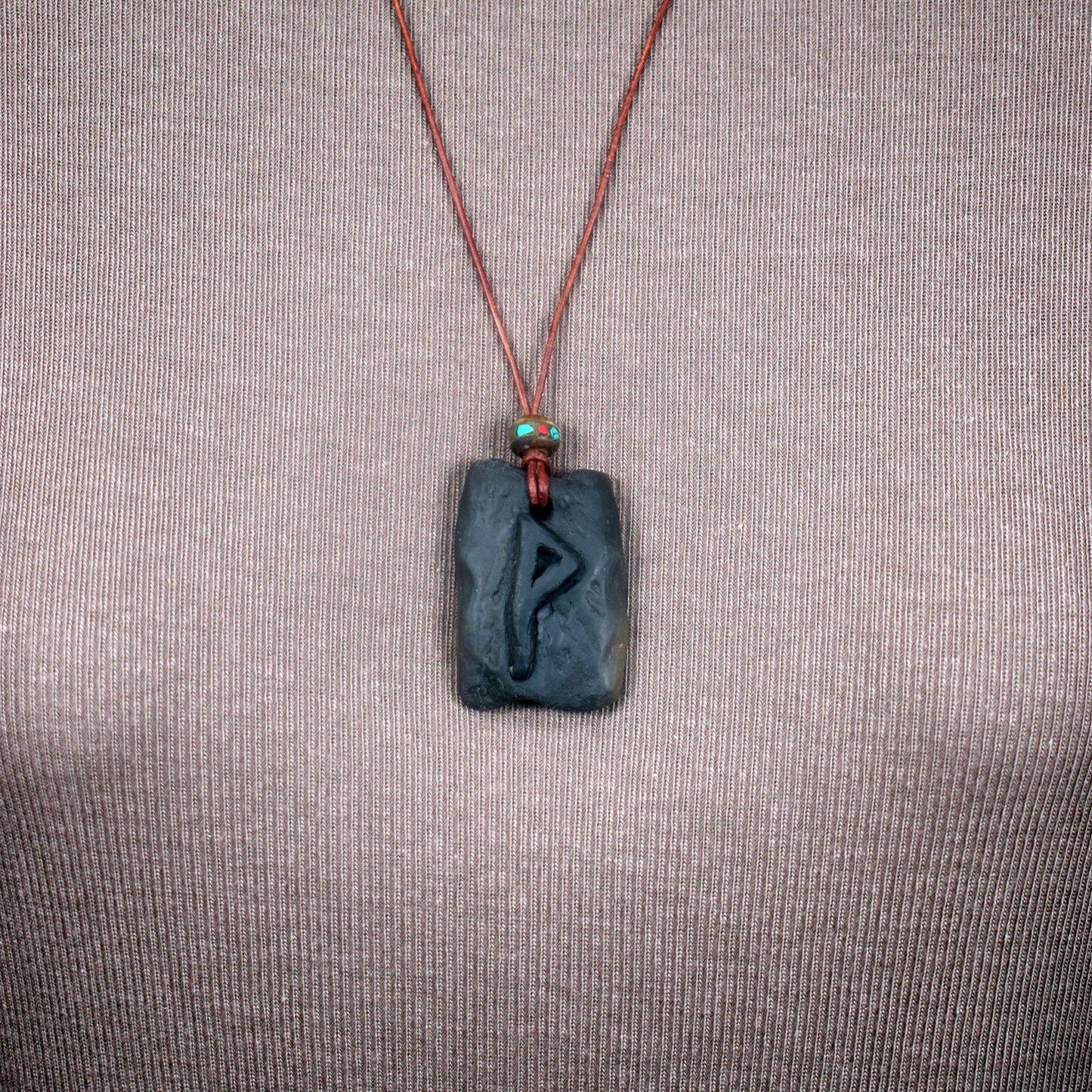 Handgefertigtes Futhark Rune Wunjo Amulett aus traditionell gebranntem Ton - Verstellbares Lederband mit Perle - Einzigartiger Schmuck