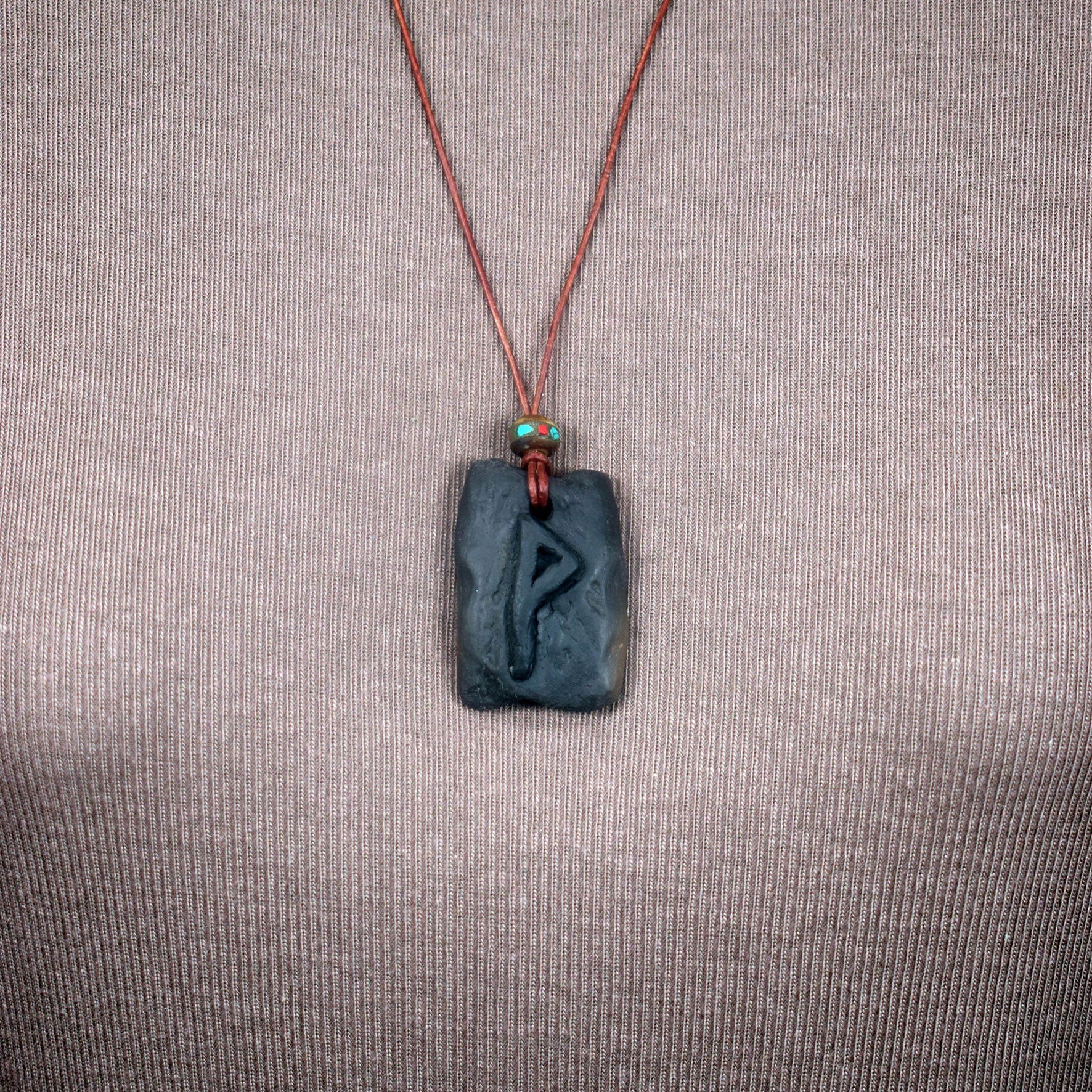 Handgefertigtes Futhark Rune Wunjo Amulett aus traditionell gebranntem Ton - Verstellbares Lederband mit Perle - Einzigartiger Schmuck