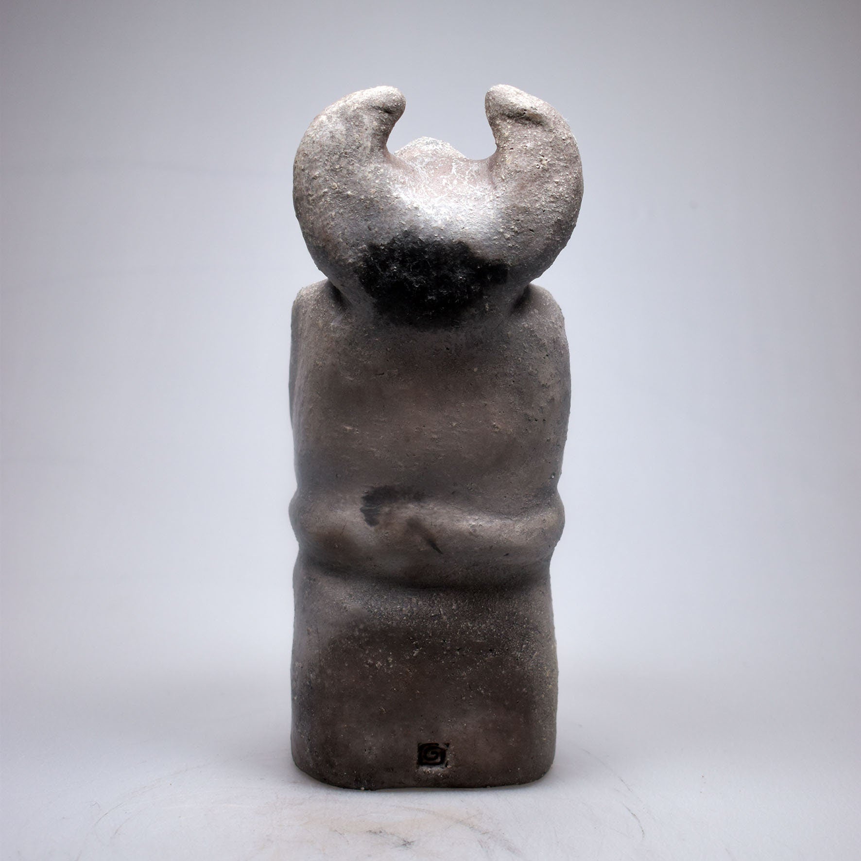 Handgefertigte Cernunnos Statue aus Ton - im Rauchbrand veredelt - Horned God Skulptur - keltische Mythen