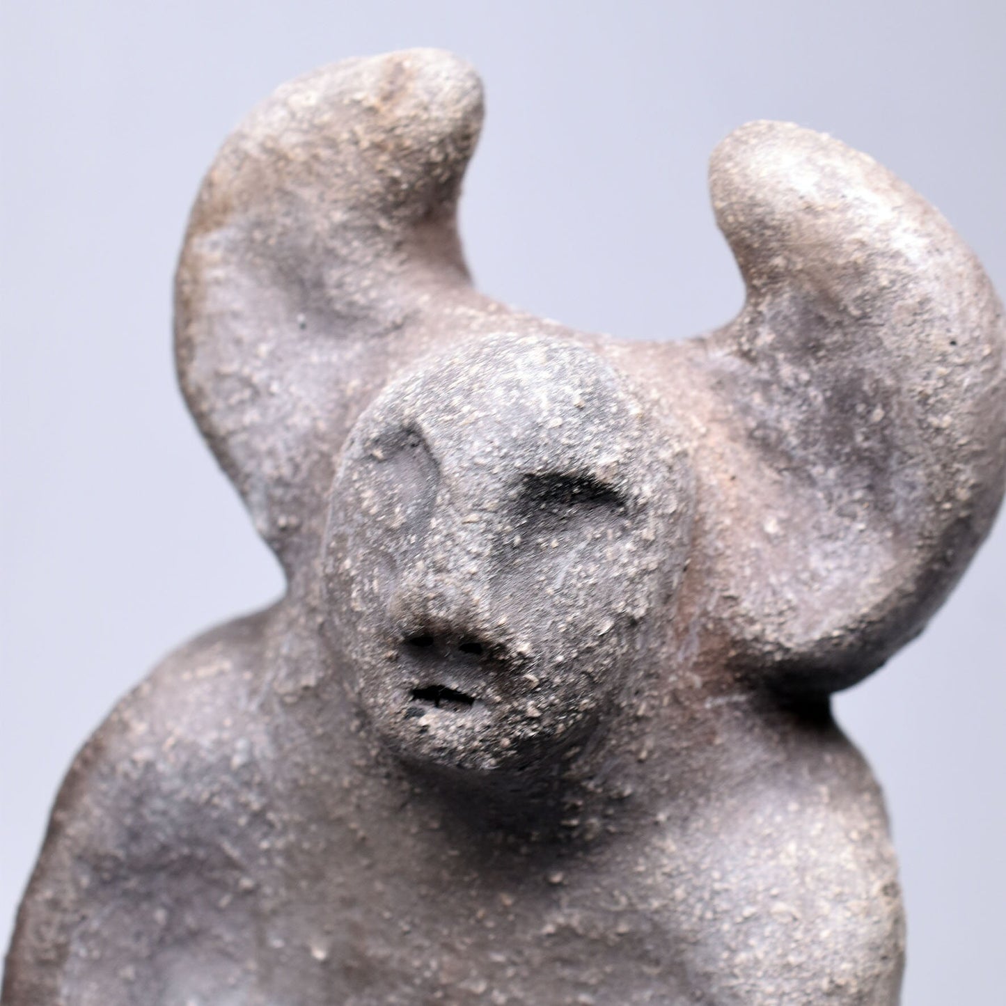 Handgefertigte Cernunnos Statue aus Ton - im Rauchbrand veredelt - Horned God Skulptur - keltische Mythen