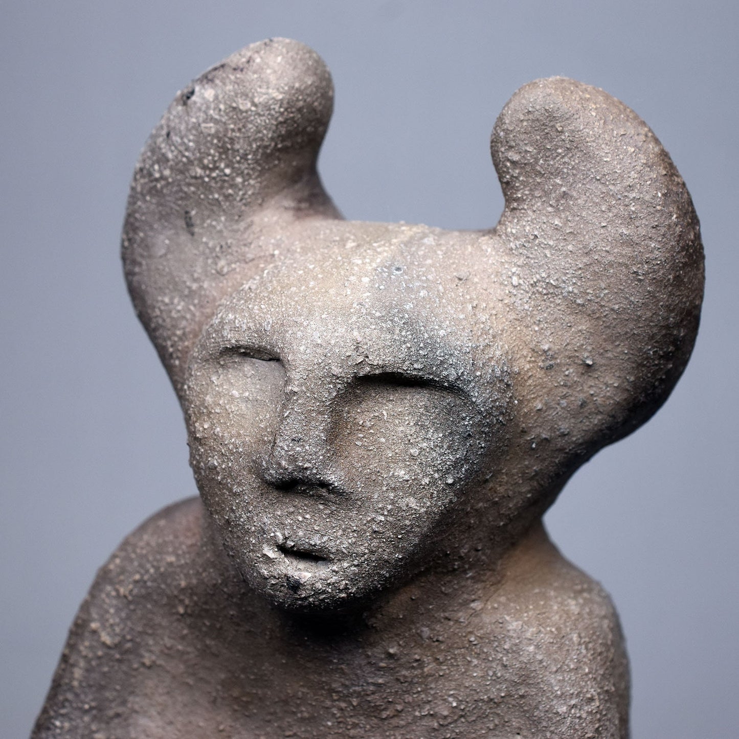 Handgefertigte Cernunnos Statue aus Ton - im Rauchbrand veredelt - Horned God Skulptur - keltische Mythen