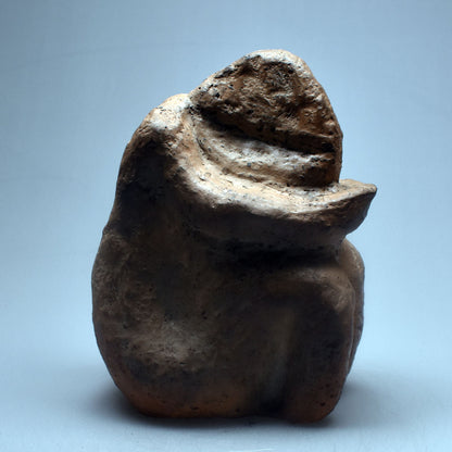 Einzigartige Neolithische Kunstskulptur - Handgefertigte Skulptur aus Naturton und im Rauchbrand veredelt - prähistorische Kunst