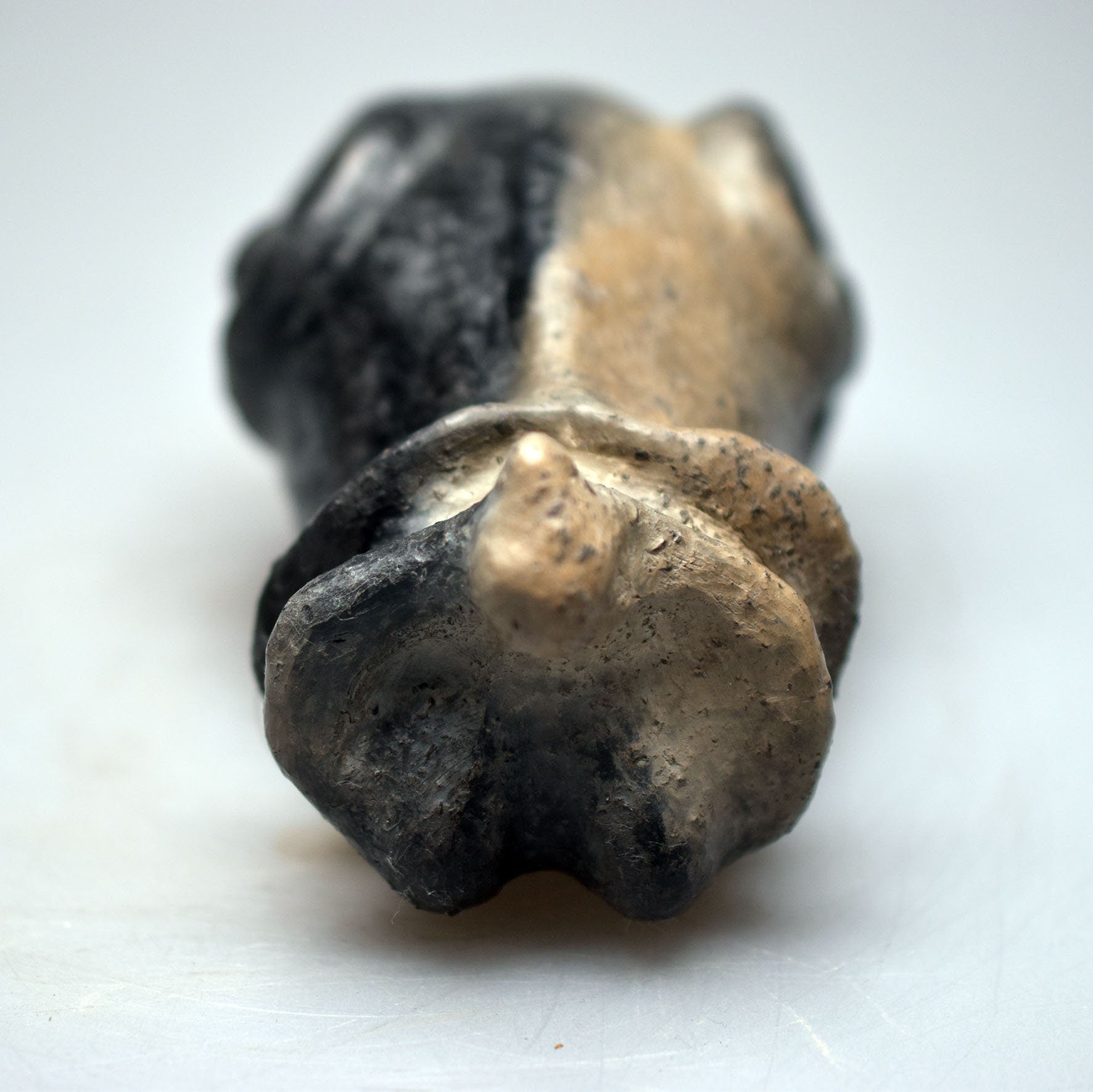 Harmonische weibliche Schneckenfigur aus Ton und im Rauchbrand geboren – Meditative Kunstskulptur für Dein Zuhause