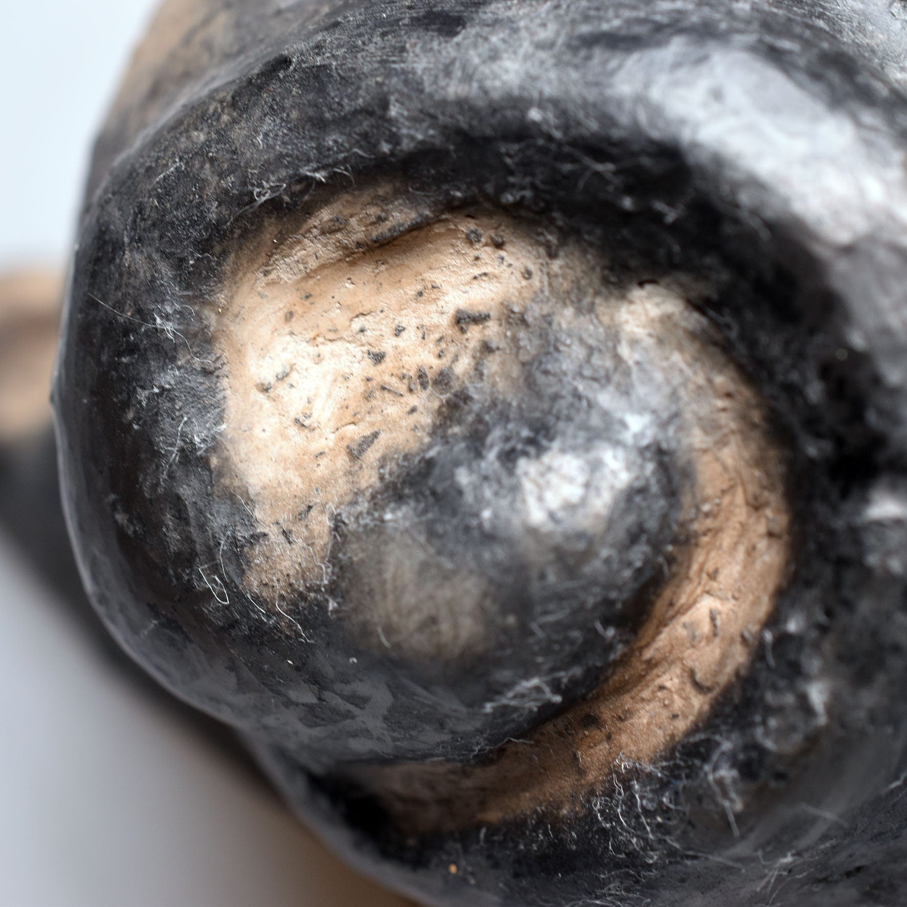 Harmonische weibliche Schneckenfigur aus Ton und im Rauchbrand geboren – Meditative Kunstskulptur für Dein Zuhause