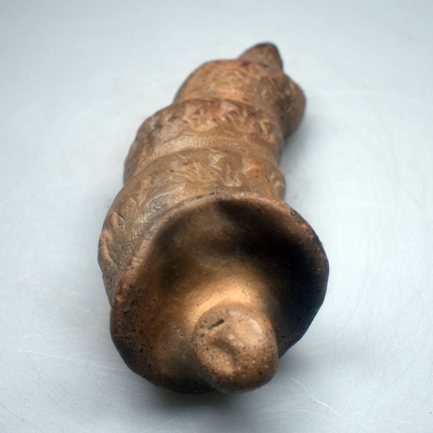 Verzauberte Fabelwesen Dekoration – Mystische Skulptur eines Muschel Babys aus Ton handgefertigt - im Rauchbrand geboren