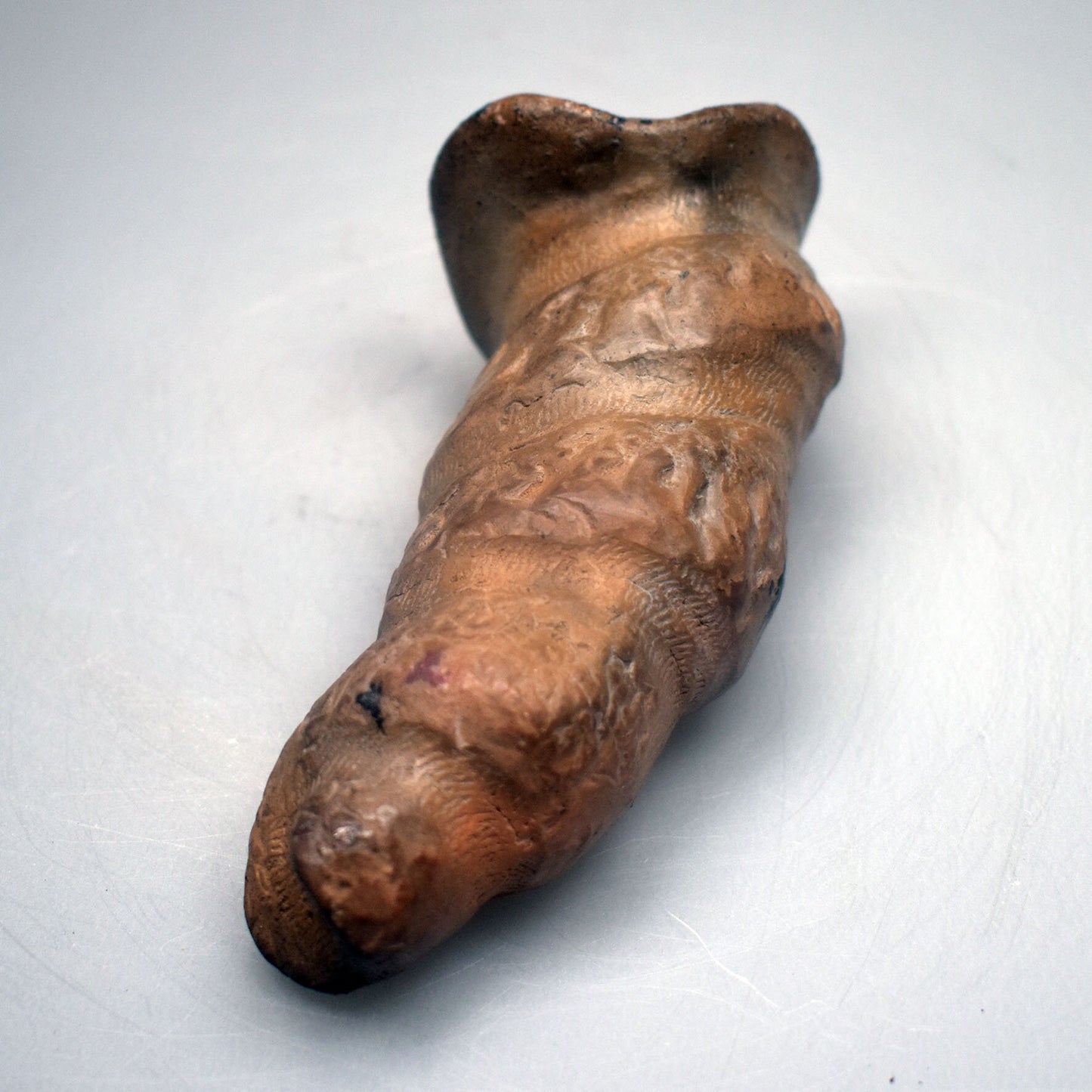 Verzauberte Fabelwesen Dekoration – Mystische Skulptur eines Muschel Babys aus Ton handgefertigt - im Rauchbrand geboren