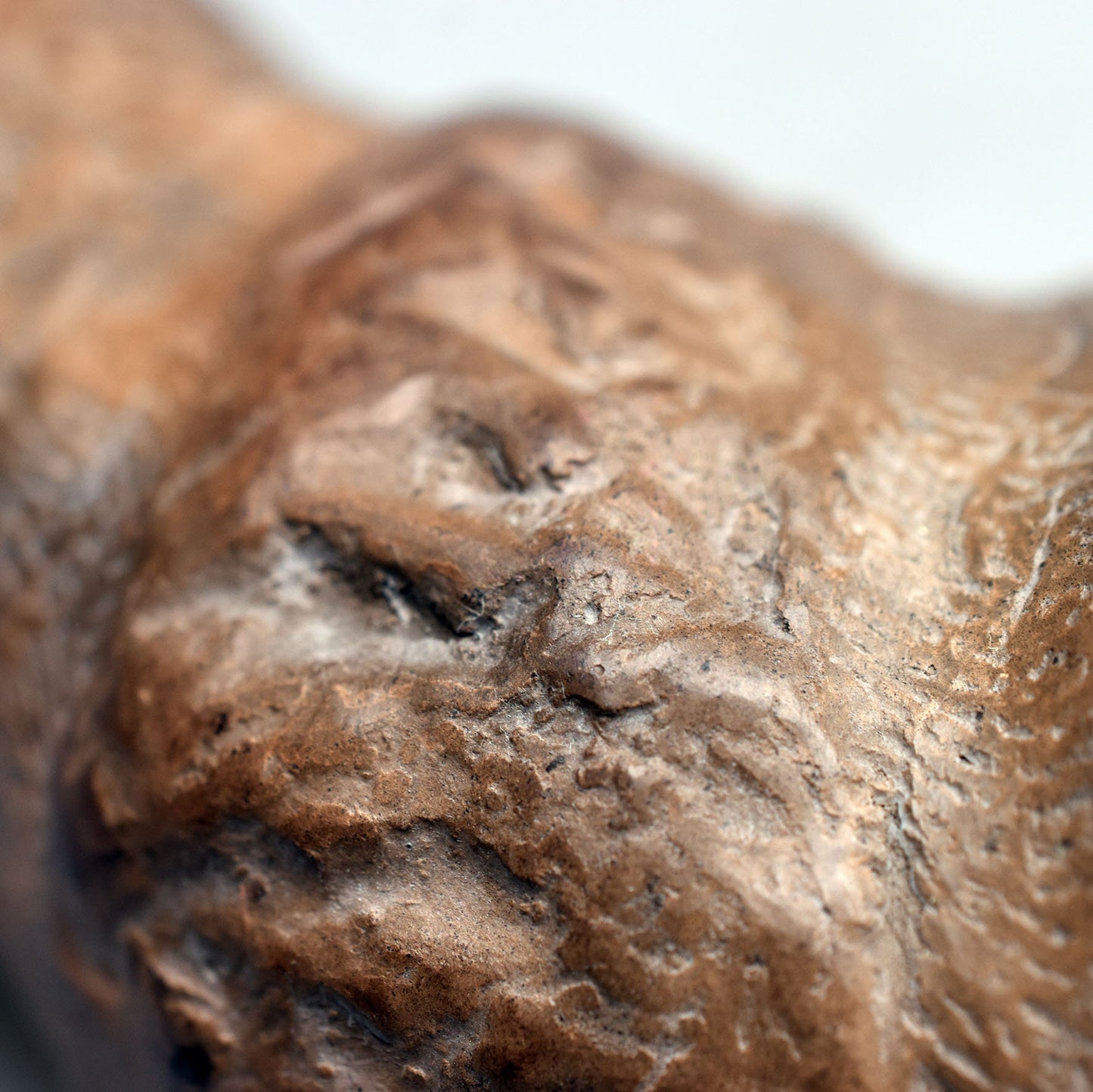 Verzauberte Fabelwesen Dekoration – Mystische Skulptur eines Muschel Babys aus Ton handgefertigt - im Rauchbrand geboren