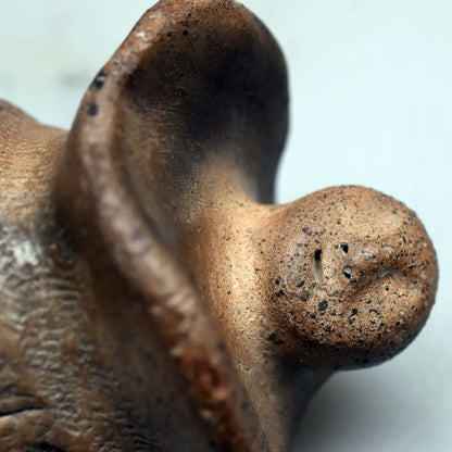 Verzauberte Fabelwesen Dekoration – Mystische Skulptur eines Muschel Babys aus Ton handgefertigt - im Rauchbrand geboren