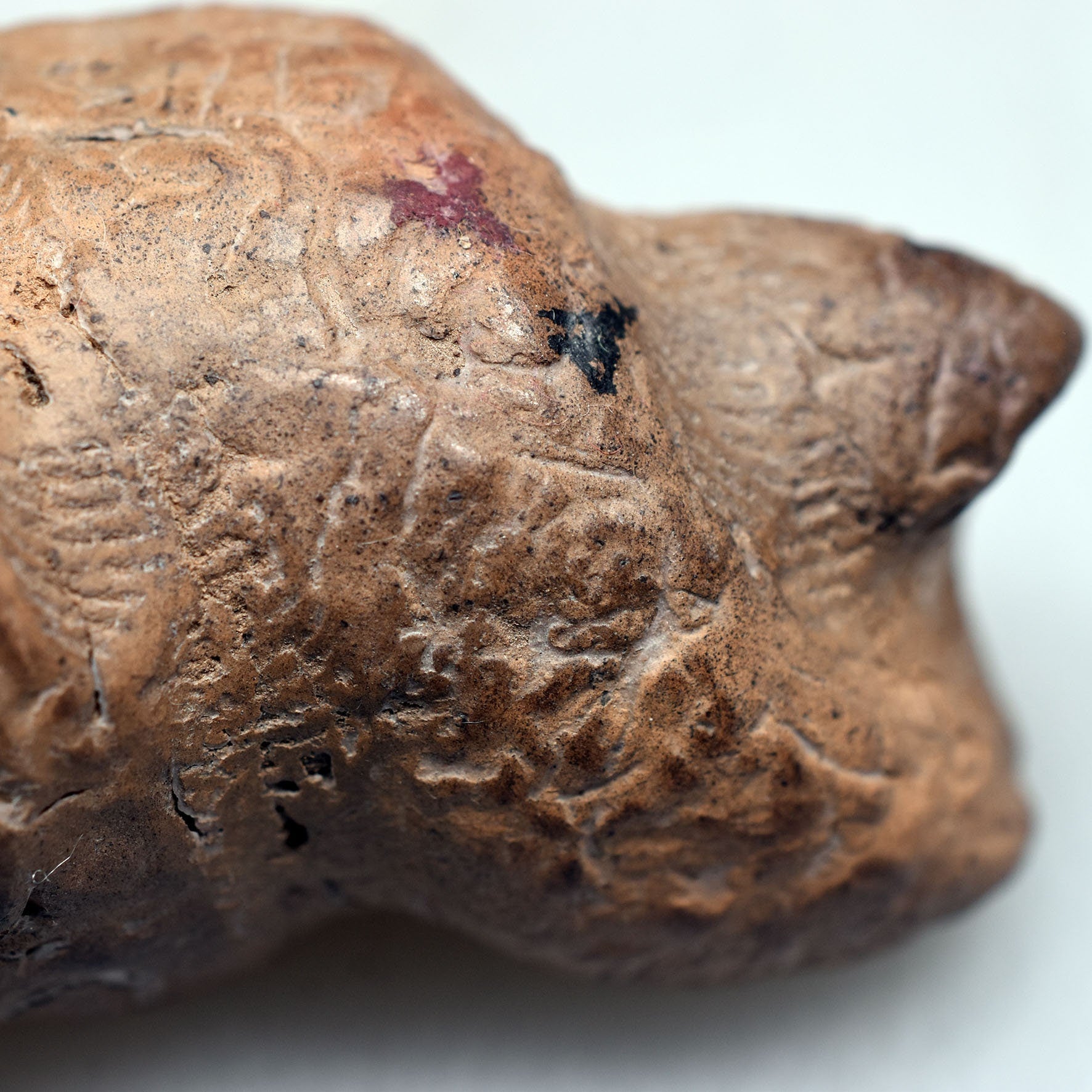 Verzauberte Fabelwesen Dekoration – Mystische Skulptur eines Muschel Babys aus Ton handgefertigt - im Rauchbrand geboren