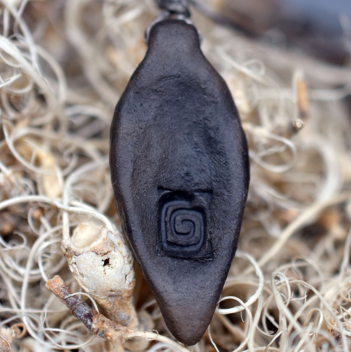 Handgefertigtes Futhark Rune Berkana Amulett aus traditionell gebranntem Ton - Verstellbares Lederband - Einzigartiger Schmuck