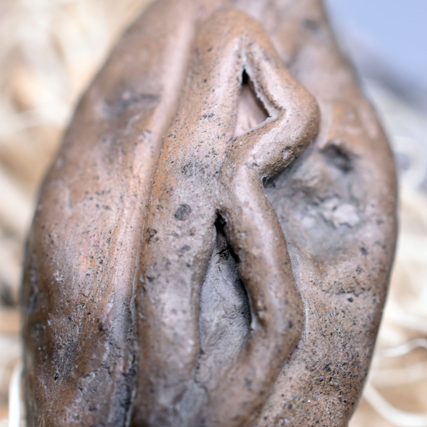 Handgefertigtes Futhark Rune Berkana Amulett aus traditionell gebranntem Ton - Verstellbares Lederband - Einzigartiger Schmuck