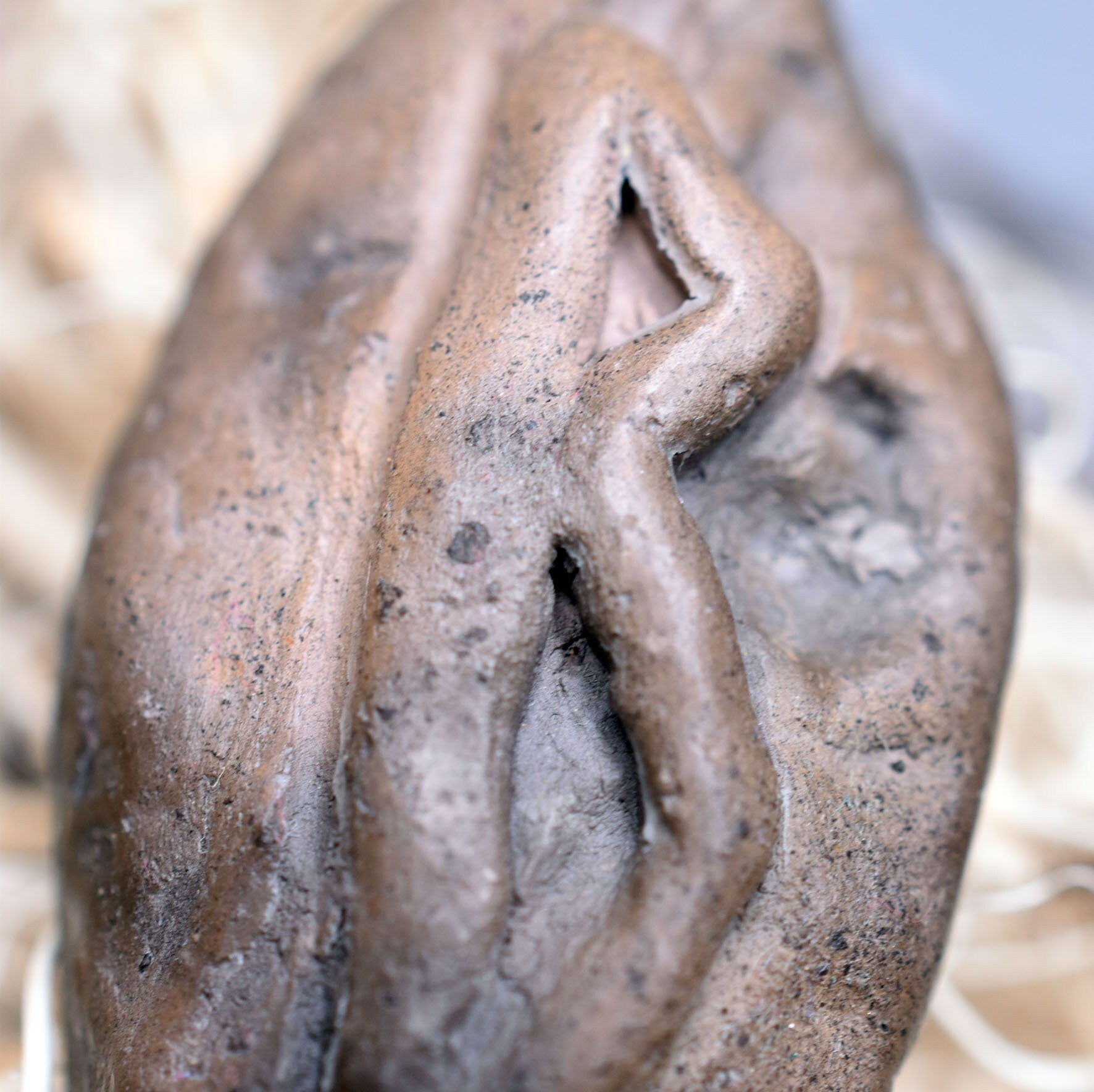 Handgefertigtes Futhark Rune Berkana Amulett aus traditionell gebranntem Ton - Verstellbares Lederband - Einzigartiger Schmuck