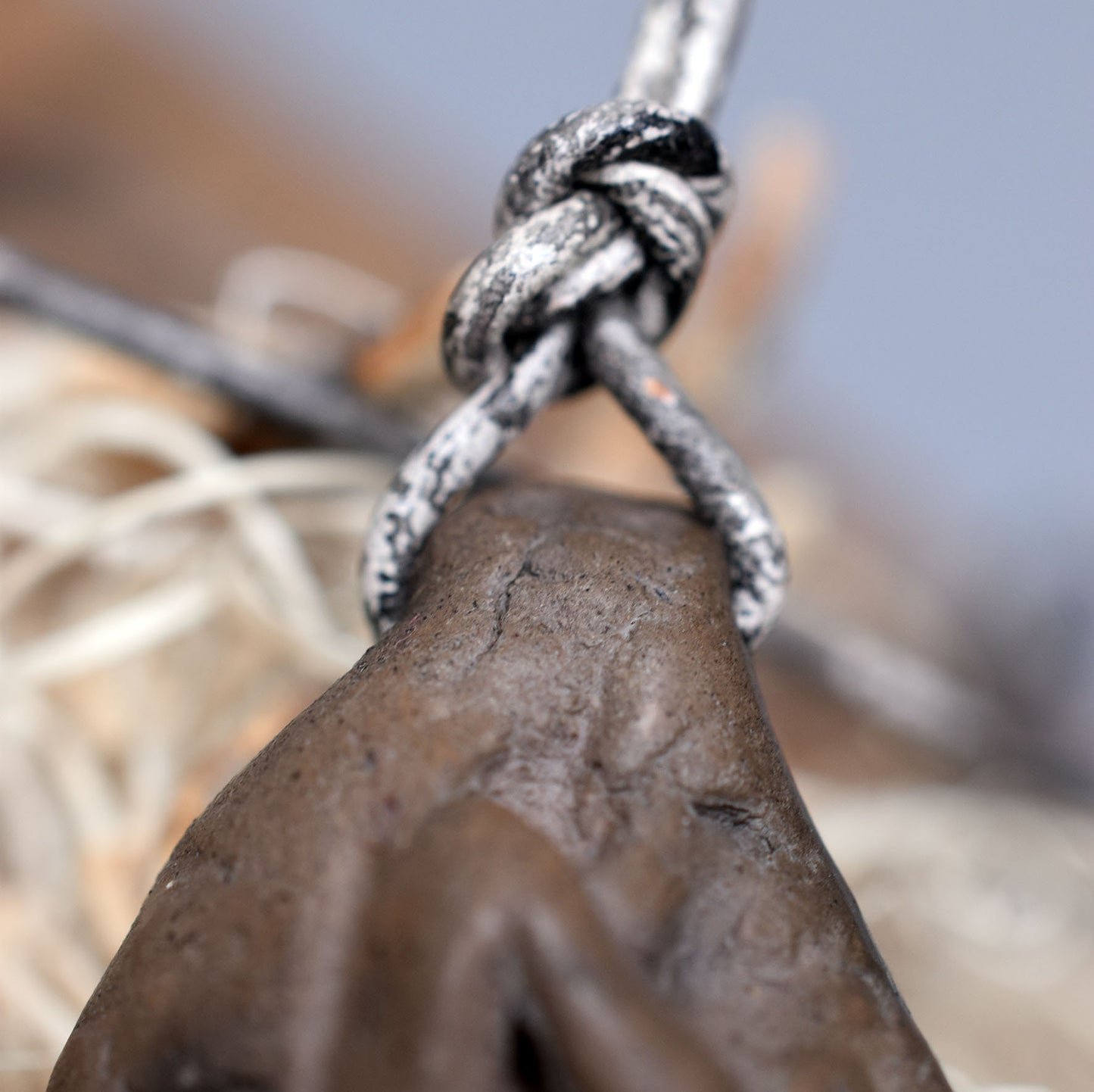 Handgefertigtes Futhark Rune Berkana Amulett aus traditionell gebranntem Ton - Verstellbares Lederband - Einzigartiger Schmuck