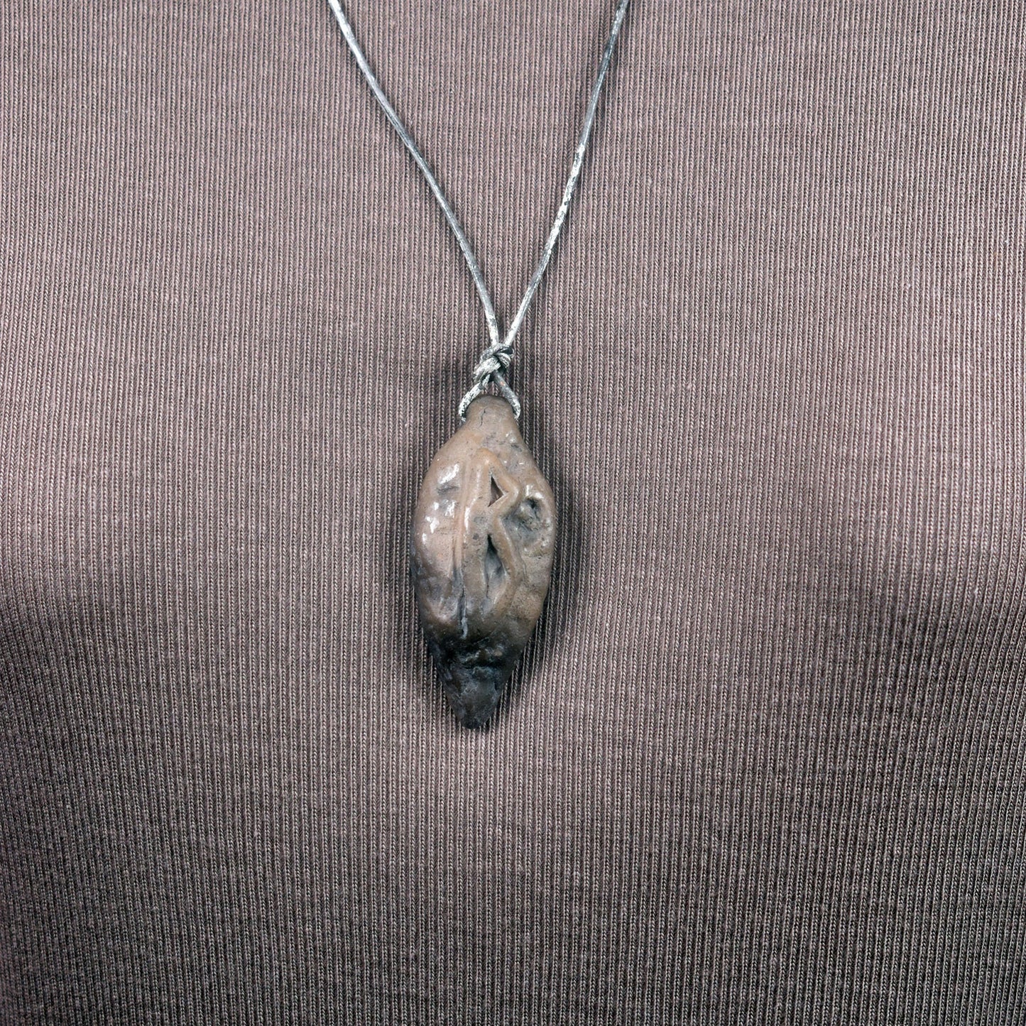 Handgefertigtes Futhark Rune Berkana Amulett aus traditionell gebranntem Ton - Verstellbares Lederband - Einzigartiger Schmuck