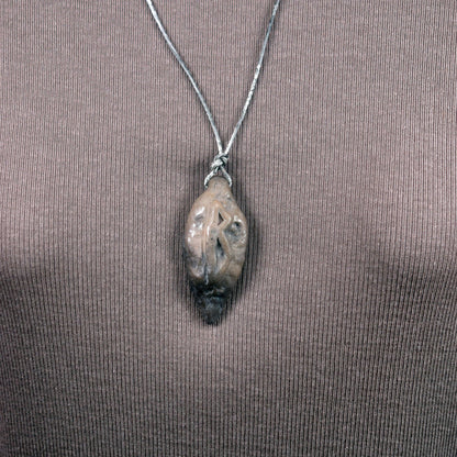 Handgefertigtes Futhark Rune Berkana Amulett aus traditionell gebranntem Ton - Verstellbares Lederband - Einzigartiger Schmuck