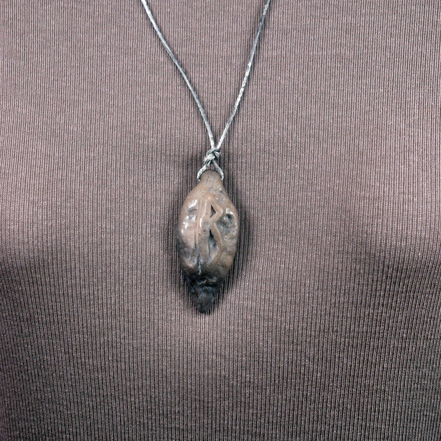 Handgefertigtes Futhark Rune Berkana Amulett aus traditionell gebranntem Ton - Verstellbares Lederband - Einzigartiger Schmuck