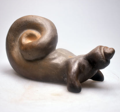 Harmonische weibliche Schneckenfigur aus Ton und im Rauchbrand geboren – Meditative Kunstskulptur für Dein Zuhause