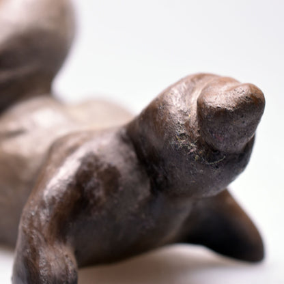 Harmonische weibliche Schneckenfigur aus Ton und im Rauchbrand geboren – Meditative Kunstskulptur für Dein Zuhause