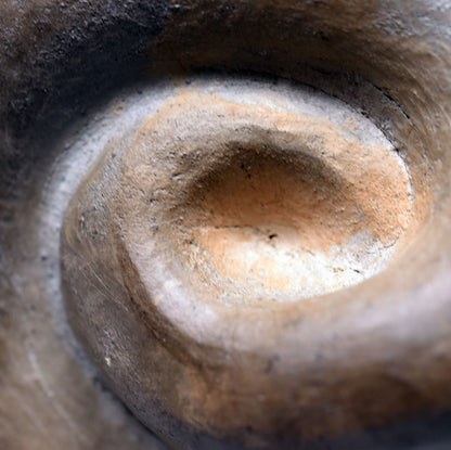 Harmonische weibliche Schneckenfigur aus Ton und im Rauchbrand geboren – Meditative Kunstskulptur für Dein Zuhause